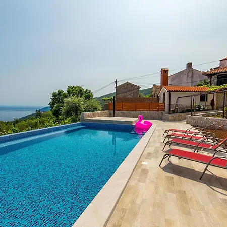 Mit Grossem Garten Und Pool Дом отдыха