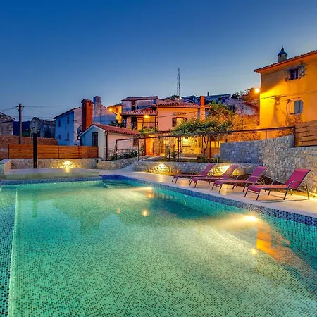 Mit Grossem Garten Und Pool