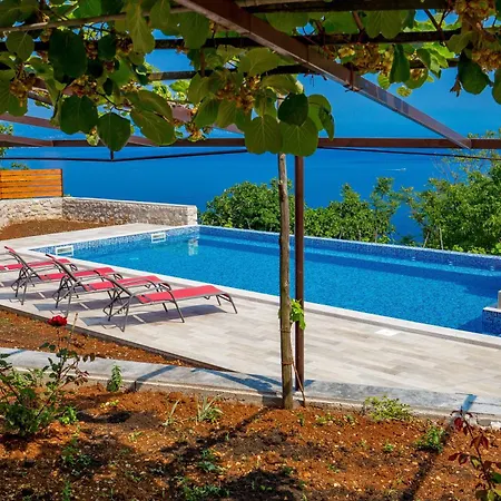 Mit Grossem Garten Und Pool *
