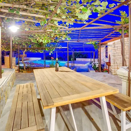Mit Grossem Garten Und Pool Дом отдыха